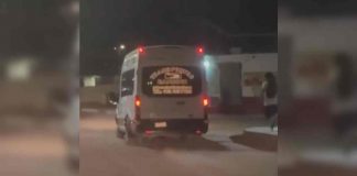Captan a camioneta de transporte de personal arrastrando a perro en calles de Hermosillo; autoridades investigan caso