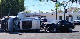 Camioneta vuelca tras choque con sedán al norte de Hermosillo; semáforo resulta dañado