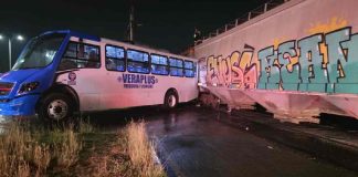 Tren impacta y arrastra autobús de pasajeros; reportan 12 lesionados Tren impacta y arrastra autobús de pasajeros; reportan 12 lesionados
