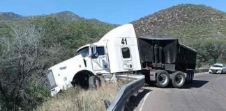 Tráiler sufre falla mecánica y se sale de la carretera Ímuris–Cananea Tráiler sufre falla mecánica y se sale de la carretera Ímuris–Cananea