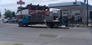 Camión con bloques pierde su carga y provoca alerta vial al poniente de Hermosillo Camión con bloques pierde su carga y provoca alerta vial al poniente de Hermosillo