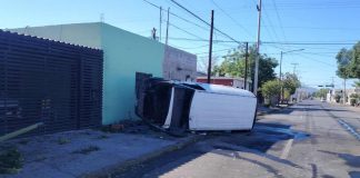 Camioneta vuelca tras chocar contra un poste en zona centro de Hermosillo