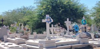 Hermosillenses acuden al Panteón Yáñez a dejar flores este Día de las Madres