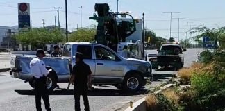 Vehículo termina dentro de canal tras perder el control al sur de Hermosillo