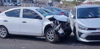 Choque entre dos vehículos deja solo daños materiales al norte de Hermosillo Choque entre dos vehículos deja solo daños materiales al norte de Hermosillo