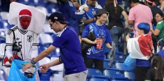 Esto también es el Mundial: Aficionados de Japón dan ejemplo y limpian gradas del Estadio Monterrey tras triunfo de su equipo Esto también es el Mundial: Aficionados de Japón dan ejemplo y limpian gradas del Estadio Monterrey tras triunfo de su equipo