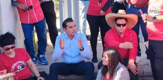 Maestros federales instalan plantón por fuera de SEC en Hermosillo; secretario de Educación dialoga con manifestantes