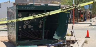 Vehículo involucrado en presunta carrera clandestina se impacta contra transformador de la CFE al norte de Hermosillo
