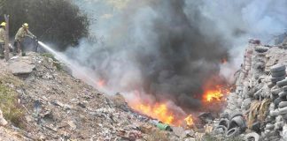 Incendio de llantas y basura moviliza a bomberos al oriente de Hermosillo