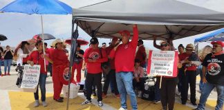 Maestros federalizados toman caseta de Hermosillo y dejan pasar vehículos gratis en protesta contra reforma del ISSSTE Maestros federalizados toman caseta de Hermosillo y dejan pasar vehículos gratis en protesta contra reforma del ISSSTE