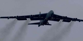 Se estrella bombardero de la Fuerza Aérea de EEUU tras despegar en la base de Edwards, California