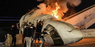 Jet privado se desploma sobre autopista en Laredo, Texas tras reportar fallas mecánicas; hay un muerto