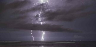 Niña de 11 años muere tras ser alcanzada por un rayo en plena tormenta: esto es lo que se sabe Niña de 11 años muere tras ser alcanzada por un rayo en plena tormenta: esto es lo que se sabe