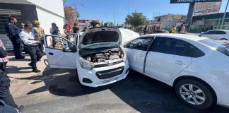 Choque en pleno centro de Hermosillo deja dos lesionados; un auto se pasó el semáforo