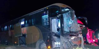 Autobús de pasajeros sale del camino en carretera Sonoyta-SLRC; hay siete lesionados