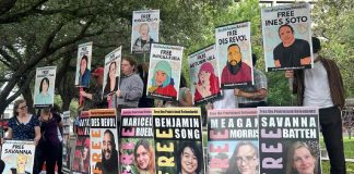 Ocho manifestantes reciben condenas de hasta 100 años de prisión por tiroteo en centro migratorio de Texas Ocho manifestantes reciben condenas de hasta 100 años de prisión por tiroteo en centro migratorio de Texas