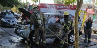 Vehículo se incendia al salir de cochera al norte de Hermosillo; queda en pérdida total Vehículo se incendia al salir de cochera al norte de Hermosillo; queda en pérdida total