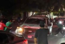 Policías disparan al aire para dispersar aficionados que sacudían patrulla en festejos por triunfo de México en Michoacán