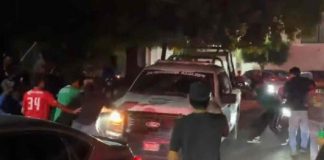 Policías disparan al aire para dispersar aficionados que sacudían patrulla en festejos por triunfo de México en Michoacán