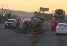 Camión tipo revolvedora vuelca tras perder el control en la carretera Hermosillo–Bahía de Kino