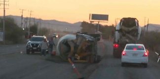 Camión tipo revolvedora vuelca tras perder el control en la carretera Hermosillo–Bahía de Kino