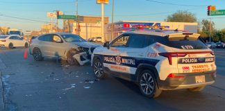 Fuerte choque entre dos vehículos deja solo daños materiales en zona centro de Hermosillo Fuerte choque entre dos vehículos deja solo daños materiales en zona centro de Hermosillo