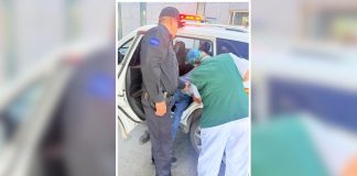 Policías municipales auxilian a adulto mayor tras desvanecerse en vía pública en Hermosillo Policías municipales auxilian a adulto mayor tras desvanecerse en vía pública en Hermosillo