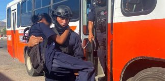 Atienden a mujer con posible golpe de calor dentro de camión en Hermosillo Atienden a mujer con posible golpe de calor dentro de camión en Hermosillo