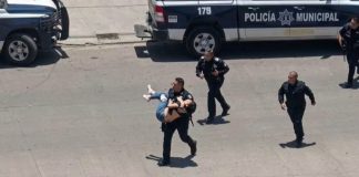 Balean a mujer frente al IMSS de Ciudad Obregón; policía la carga en brazos para llevarla a Urgencias (VIDEO)