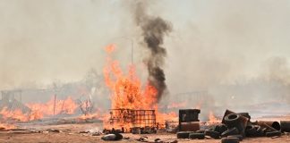 Voraz incendio consume fábrica de tarimas en Hermosillo; bomberos evitan que alcance depósito de vehículos asegurados
