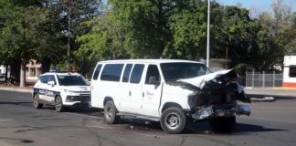 Choque entre dos vehículos deja solo daños materiales al norte de Hermosillo