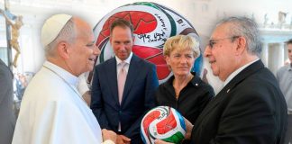 Papa León XIV recibe en el Vaticano balón del Mundial 2026 firmado por México, EEUU y Canadá