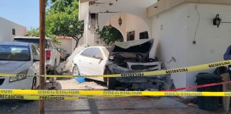 Tras impacto de vehículo en su casa, familia retira escombros y revisa daños en Hermosillo Tras impacto de vehículo en su casa, familia retira escombros y revisa daños en Hermosillo