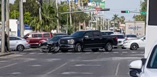 Fuerte choque entre dos vehículos deja solo daños materiales en Centro de Hermosillo