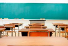 Estudiante admite acusación falsa contra profesor tras reprobar materia; caso genera debate en redes sociales