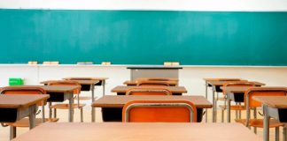 Estudiante admite acusación falsa contra profesor tras reprobar materia; caso genera debate en redes sociales