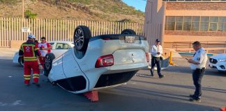 Vuelca vehículo tras intentar evadir a otro coche estacionado al oriente de Hermosillo