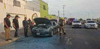 Mujer resulta con quemaduras al intentar apagar incendio de su automóvil en Hermosillo