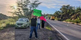 “Tu familia te espera”: Con cartulinas, ciudadanos piden conducir con precaución en la carretera Ímuris-Cananea “Tu familia te espera”: Con cartulinas, ciudadanos piden conducir con precaución en la carretera Ímuris-Cananea
