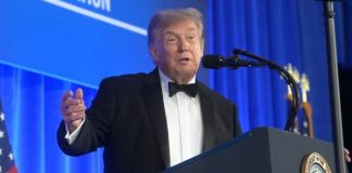 Tres meses después del atentado, Trump reaparece en la Cena de Corresponsales; vuelve a bromear con un tercer mandato Tres meses después del atentado, Trump reaparece en la Cena de Corresponsales; vuelve a bromear con un tercer mandato