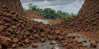 Cierran carretera estatal 117 en Yécora por deslave; autoridades piden evitar la zona