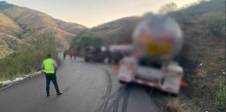 Otro accidente en carretera Ímuris-Cananea: ahora volcamiento de camión cisterna Otro accidente en carretera Ímuris-Cananea: ahora volcamiento de camión cisterna