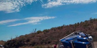 Vuelca tráiler en la carretera Cananea–Ímuris; autoridades atienden la emergencia