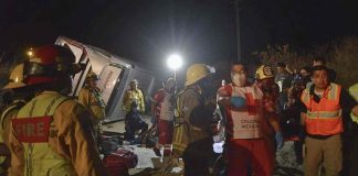 Choca autobús de hotel: hay tres muertos y 17 heridos tras el impacto