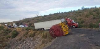 Vuelca tráiler cargado con madera en la carretera Ímuris-Cananea; circulación permanece afectada Vuelca tráiler cargado con madera en la carretera Ímuris-Cananea; circulación permanece afectada