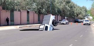 Cae pick up a socavón al poniente de Hermosillo, motociclista resulta lesionado (VIDEOS) Cae pick up a socavón al poniente de Hermosillo, motociclista resulta lesionado (VIDEOS)