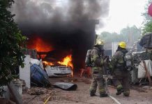 Incendio en taller destruye vehículo en Hermosillo; fuego estuvo cerca de alcanzar gasolina