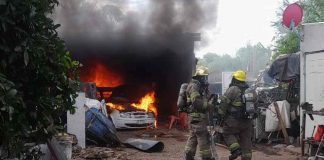 Incendio en taller destruye vehículo en Hermosillo; fuego estuvo cerca de alcanzar gasolina