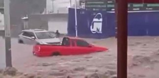 Lluvias en Chihuahua arrastran camioneta y muere conductor tras quedar atrapado en la corriente