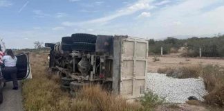 Camión vuelca tras esquivar un bache; conductor resulta ileso